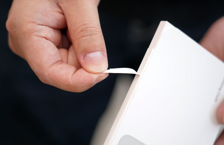 與去年的 iPhone 13 系列相同，Apple 擦拭布的包裝也改採紙質封口貼紙。
