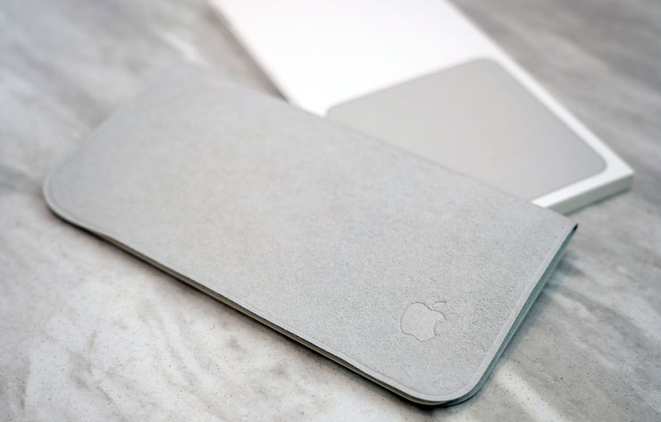 Apple 擦拭布本身有明顯厚度，本體應該是由兩塊相同大小的布縫合的，可看到接合的邊緣材質較為光滑。