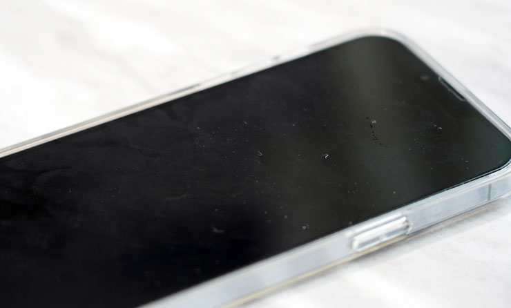在測試環節，我們請到一支滿佈指紋、灰塵與油污的 iPhone 13 Pro Max 登場，看起來經過非人道的對待啊！