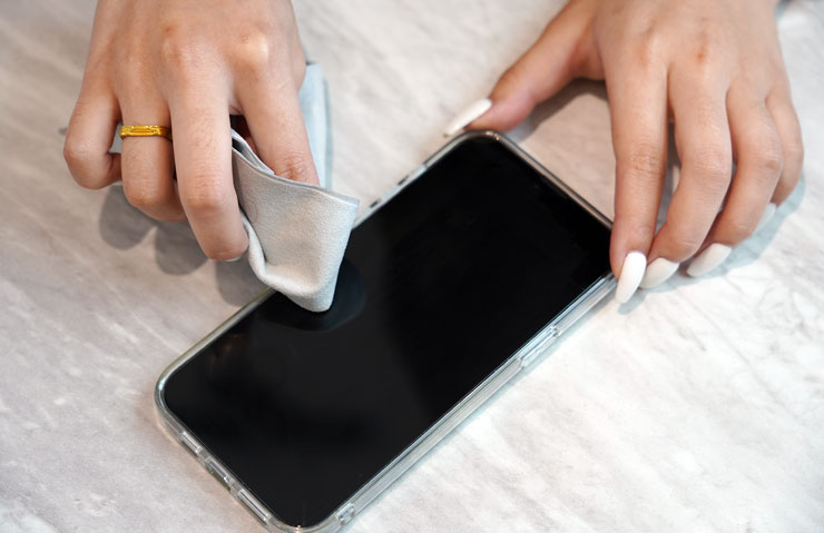 初次使用 Apple 擦拭布會覺得布質較硬，想要捲曲在手指上比較不容易，且布面的磨擦力似乎要比一般細纖布要大一些，但基本上清潔效果還不錯。