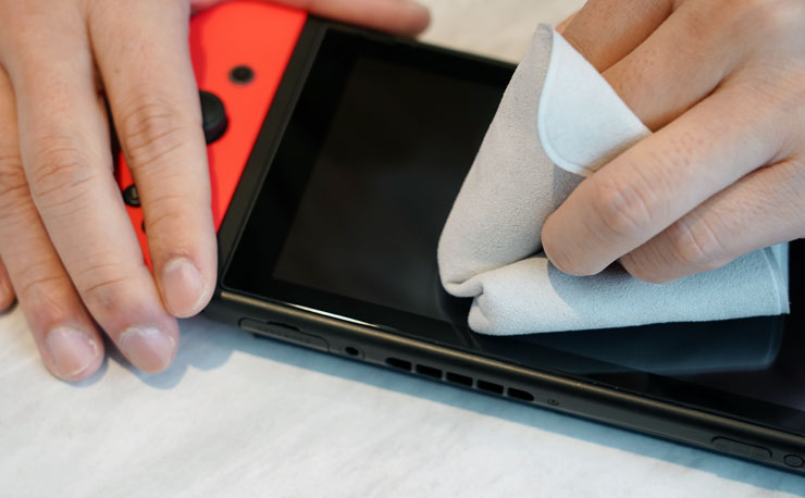 同樣也有觸控功能的 Nintendo Switch 也同樣適用於 Apple 擦拭布來清潔。