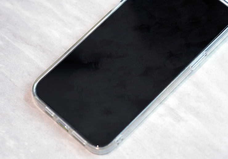 被指紋沾的髒髒的 iPhone 13 Pro 再度登場，再看一次還是好噁心！應該沒有人可以忍受這樣的手機吧？