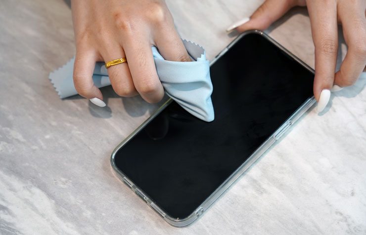小豪包膜手機螢幕專用擦拭布的布質較軟，若要清潔螢幕較細部的區塊，直接捲在手指上就能輕鬆施力。