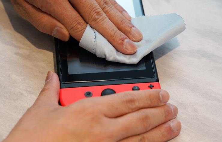 小豪包膜手機螢幕專用擦拭布用來清潔 Nintendo Switch 當然也是完全沒問題的。