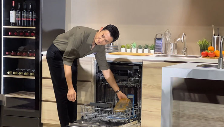 伊萊克斯品牌代言人吳慷仁也在記者會現場示範使用全嵌式洗碗機