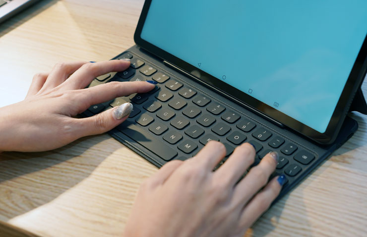 MatePad 2022 版的智慧鍵盤擁有不錯的打字手感