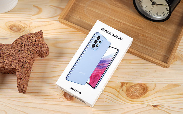 因為環保訴求，今年 Galaxy A53 5G 也不再隨盒附贈充電器，因此盒子的體積也大大縮小。