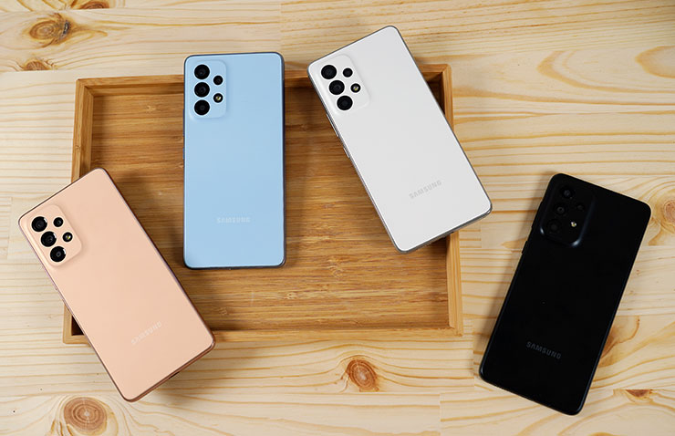 Galaxy A53 5G 共有四種不同的色款（備註：上圖黑色款為 A33 5G），主打的蜜桃豆豆（圖左一）與水藍豆豆（圖左二）帶來更為鮮艷的色彩效果。