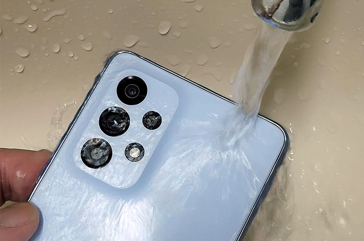 Galaxy A53 5G 可支援 IP67 防水防塵，在日常生活中更能避免遇到水份造成手機損壞的意外狀況。