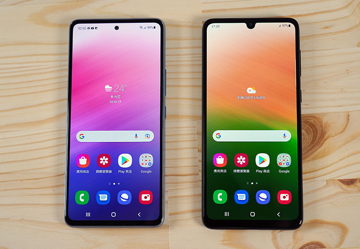 正面螢幕可以看出 Galaxy A53 5G （圖左）與 Galaxy A33 5G（圖右）的差異，A53 5G 為 Infinity O 極限全螢幕，A33 5G 則為 Infinity U 極限全螢幕。