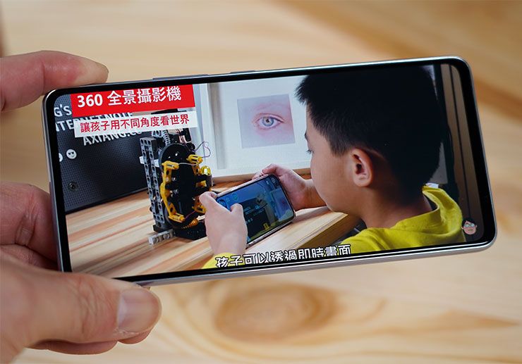Galaxy A53 5G 的 Super AMOLED 螢幕解析度為 Full HD+，顯色與畫質表現都有不錯的水準。