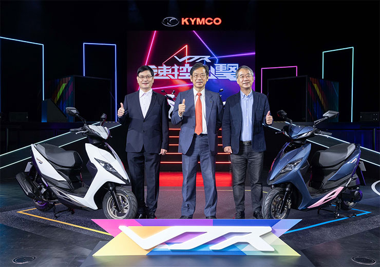  光陽執行長柯俊斌（中）、黃俊平經理（右），及洪景隆課長（左）出席KYMCO VJR 新車發表會，宣布推出「最安全的性能輕跑」VJR 125 4V ／TCS