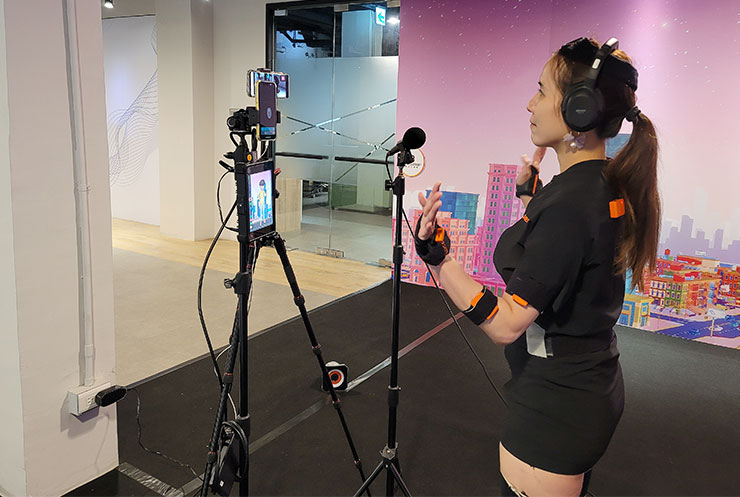 VTuber 虛擬主播的應用，透過臉部與動作捕捉設備可即時套用在虛擬角色身上，與觀眾們互動