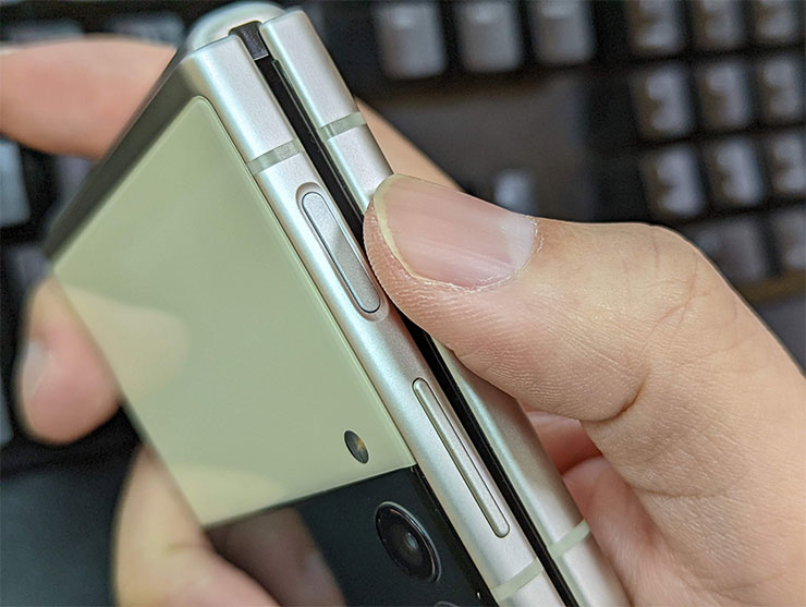 Galaxy Z Flip 4  也將採用整合於側錄的指紋辨識（上圖為 Z Flip 3）