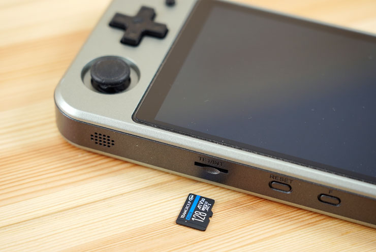 除了用在智慧型手機，十銓 Elite Micro SDXC UHS-1 記憶卡也相當適合搭配可安裝記憶卡的掌上遊戲機。