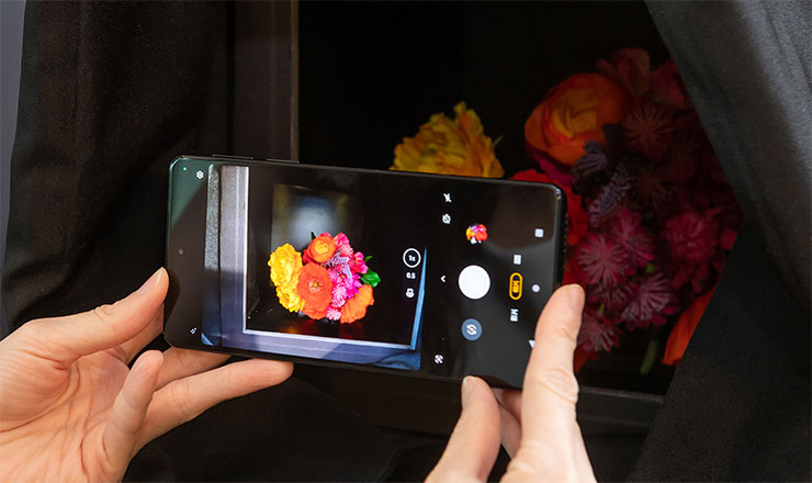Motorola edge 30 pro前後相機由三顆千萬畫素主鏡頭組成，透過Quad Pixel技術提升300%進光量，低光源環境下拍攝也毫不費力