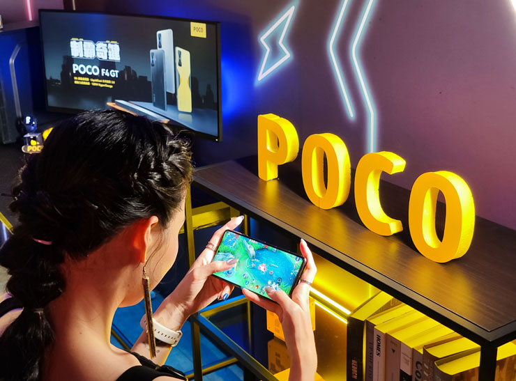 POCO F4 GT為遊戲玩家量身打造6.67吋120Hz旗艦級AMOLED全平面螢幕，真實還原超過10億種色彩。