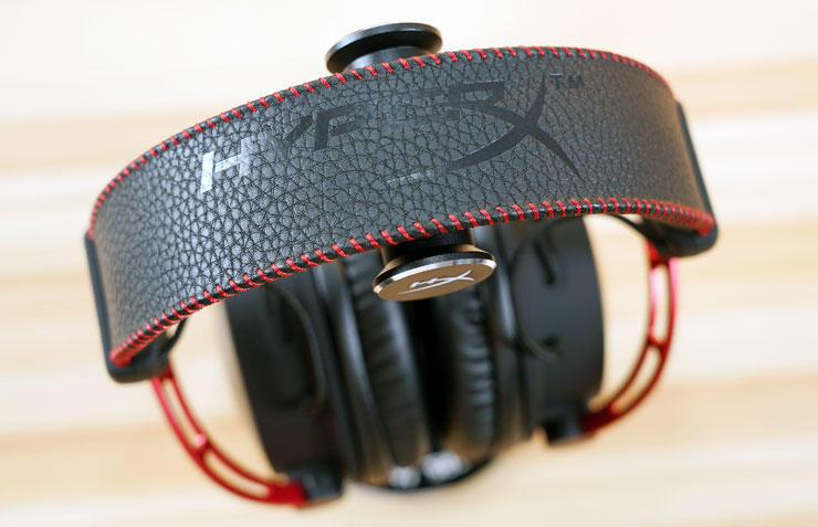 HyperX Cloud Alpha 無線電競耳機的頂部耳罩採較寬幅設計，邊緣做了縫線設計，表層也採用仿皮質的荔枝紋處理，並可看到 HyperX 的亮面 LOGO。