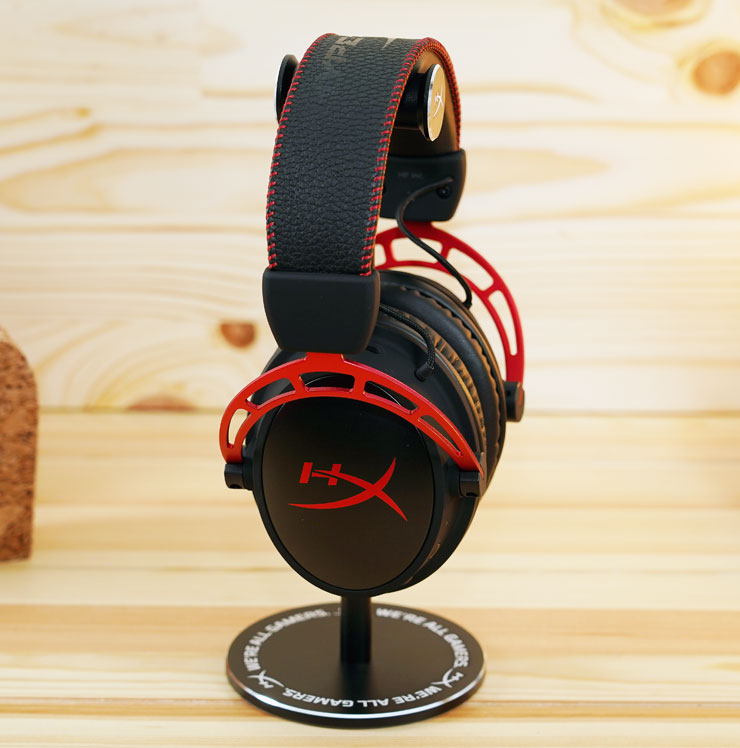 耳機的耳罩上也有 HyperX 的紅色 LOGO，耳罩與耳帶的連結處採用鋁合金材質，更為堅固耐用。
