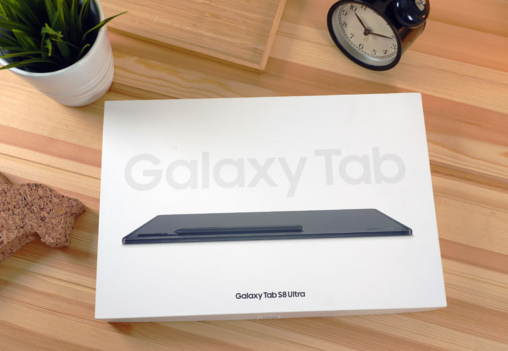 雖說Galaxy Tab S8 Ultra 是 14.6 吋的大平板，但外盒卻比想像中來得輕薄。
