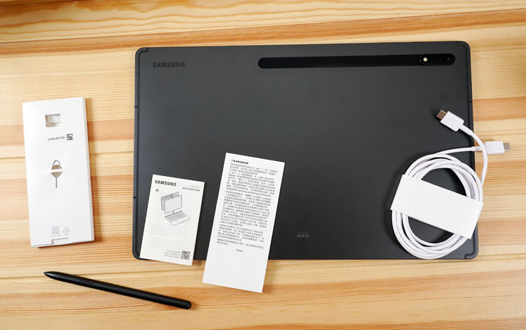 盒內物品一覽：Galaxy Tab S8 Ultra 本體，說明書、退卡針、S Pen 與 USB Type-C 傳輸線，充電器並不包括在內。