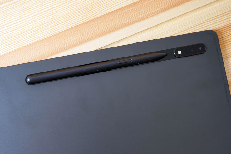 將 S Pen 吸附在上頭，就會自動充電，同時也能利用設定選單的 S Pen 功能與平板配對連線，以啟用遠端遙控的功能。