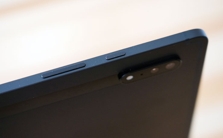 Galaxy Tab S8 Ultra 的邊框為直角式設計，採用 Armor 鋁合金材質增加耐用度，機身頂側配置了電源鍵與音量調整鍵。