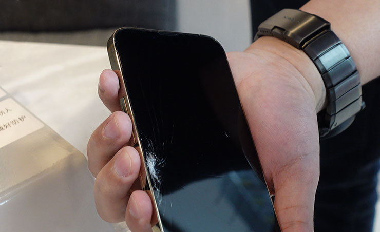 一不小心把 iPhone 13 Pro Max 的螢幕弄破了…立馬就損失近萬元的維修費用，傷啊！