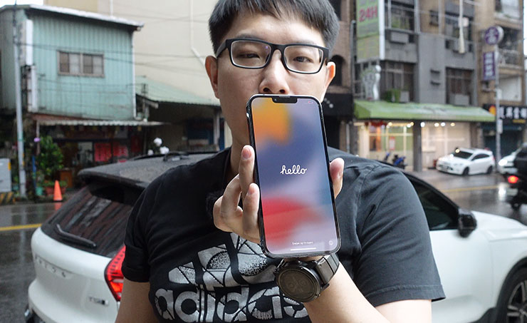 鏘鏘鏘鏘！iPhone 13 Pro Max 的螢幕完好無損！也證明 HAO 5G 果凍貼真的具備出色的抗衝擊力效果，而 iPhone 13 Pro Max 除了螢幕達 6.7 吋，238g 的重量加上重力加速度直接掉落地面，衝擊力之大可想而知…若你使用的不是 HAO 5G 果凍貼，真的不要輕易嘗試啊！
