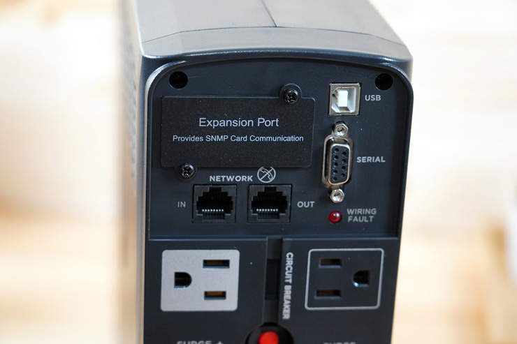 CP1500PFCLCD 機身後側上半部可看到 USB 接口（連結電腦）、序列埠（連結電腦）、擴充槽與電話線接口（同樣也是防突波功能）。