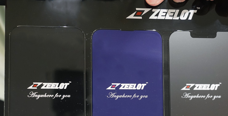 可以看到新版本的 iPhone 13 ZEELOT 防塵網 x 抗藍光滿版玻璃保護貼（圖左）與過去舊版在外型上的不同就是耳機聽筒部位加上了防塵網，除了沒有缺口，也能有效防止異物入侵聽筒。