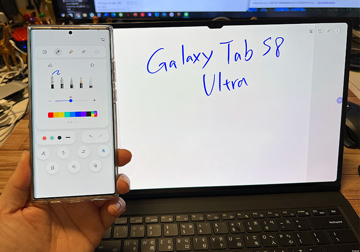以阿祥搭配使用的 Galaxy Note 20 Ultra 來說，手機端的畫面就變成筆與編輯相關工具，Galaxy Tab S8 Ultra 端的部份就會釋放出工具列的位置，讓可編輯畫面更大。