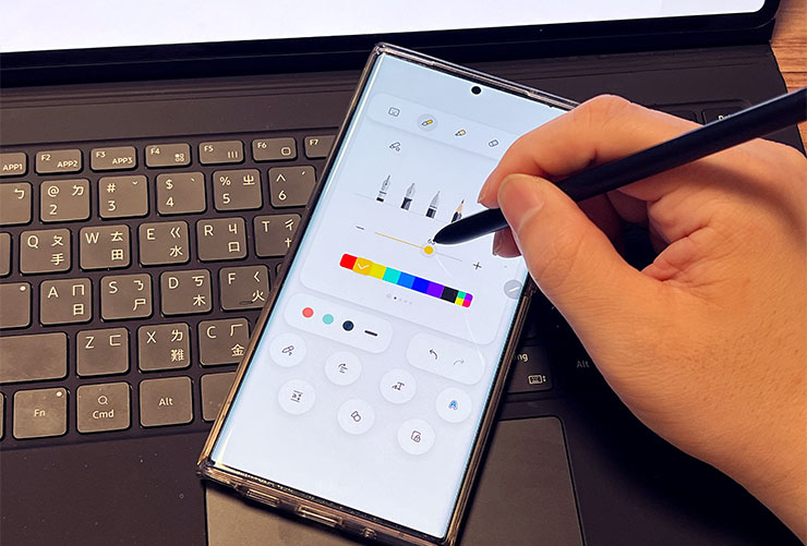 我們也可以直接使用 Galaxy Tab S8 Ultra 的 S Pen 直接在 Note 20 Ultra 上控制，蠻方便的。