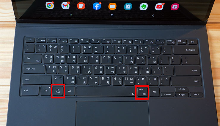 若已經依照前面「技巧 3」將三星手機與 Galaxy Tab S8 Ultra 連動，即可透過快捷鍵「Cmd 鍵」 + 「 Lang 鍵」同時按來啟動「分享實體鍵盤」的功能。