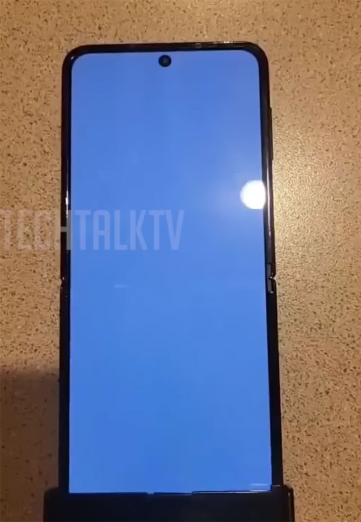 Galaxy Z Flip4 螢幕中間的摺痕幾乎完全看不見，而螢幕的邊框也變得稍窄一些