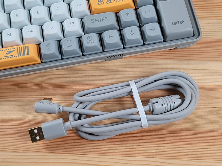 隨附了一個分離式的 USB 連結線，USB-C 接口還做了 L 型設計，可以讓走線更順暢。