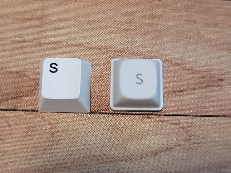 與一般鍵盤的鍵帽（圖左）相比，小浪藍牙機械鍵盤的鍵帽的表面面積略小一些。