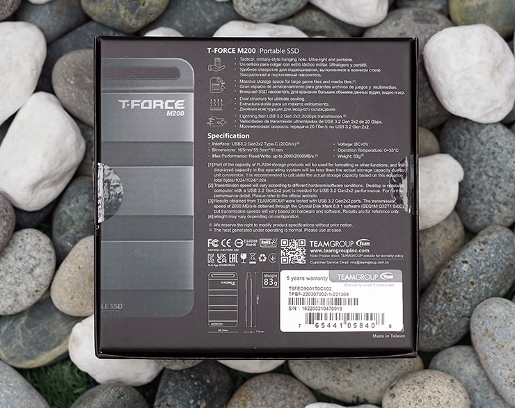 十銓 T-FORCE M200 狙擊者可攜式 SSD 開箱:輕巧但堅固,傳輸效能穩定且容量超大! - 阿祥的網路筆記本 外盒背面可看到產品詳細的規格與特色。