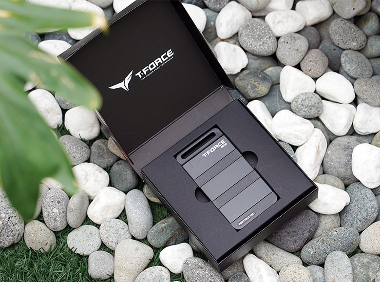 十銓 T-FORCE M200 狙擊者可攜式 SSD 開箱:輕巧但堅固,傳輸效能穩定且容量超大! - 阿祥的網路筆記本 開啟 T-FORCE M200 狙擊者的盒蓋,產品本體鑲嵌在黑色的緩衝材中,很有精品的感覺。