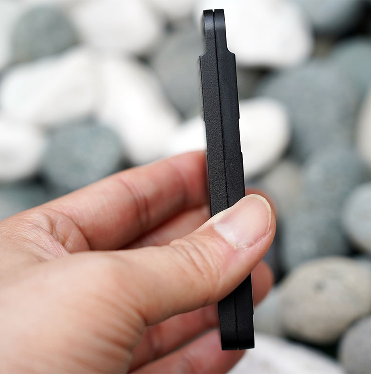 十銓 T-FORCE M200 狙擊者可攜式 SSD 開箱:輕巧但堅固,傳輸效能穩定且容量超大! - 阿祥的網路筆記本 T-FORCE M200 狙擊者的側面來看也很纖薄。