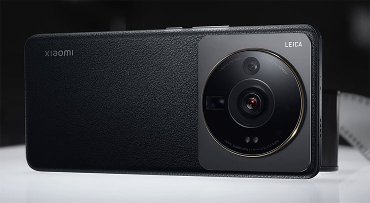 Xiaomi 12S Ultra 在機身背面加入了皮面質感設計，將徠卡相機的外觀元素融入其中
