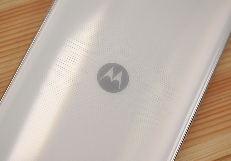 背蓋的 Motorola LOGO，仔細看可以發現到周圍環繞的細密圓點排列設計。