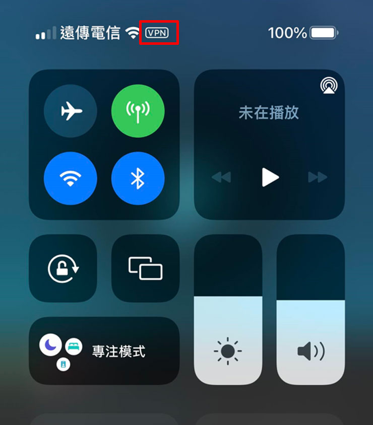 以 iPhone 為例，透過 Surfshark VPN 連線後，在控制面板上方的通訊符號旁會有「VPN」的字樣。