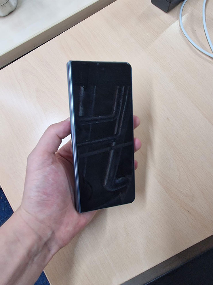 Galaxy Z Fold4 上手照片，封面螢幕