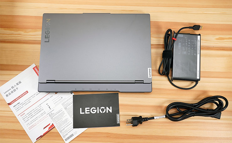 開箱，盒內物品一覽，有 Legion 5i 本體、供電變壓器、電源線、說明書。