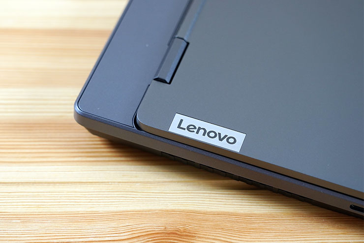 接近螢幕鉸鏈處配置了 Lenovo 品牌的小名牌。