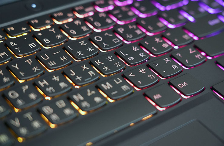 Legion 5i 的鍵盤也可選配四區 RGB 背光，可透過內建的 Lenovo Spectrum 工具來自定效果，另外我們也能看到鍵盤的每一個鍵帽都有做了圓弧處理，除了視覺上更美觀，也更能符合手指按壓的舒適度。