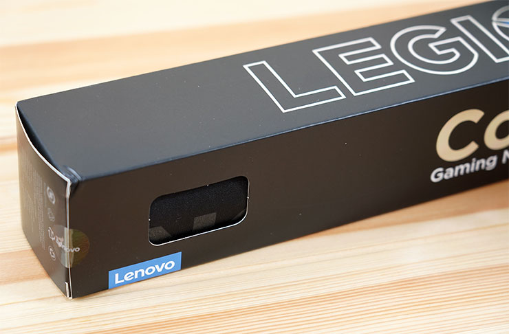 XXL 尺寸的 Legion 電競滑鼠墊，包裝盒側面有刻意露出一個小孔，讓使用者可以實際觸摸裡面的材質。