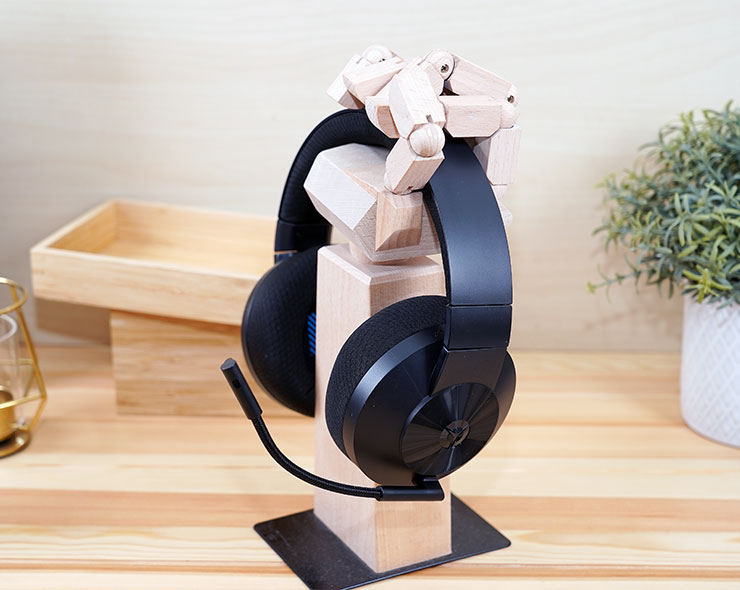 耳機本體為全黑設計，耳機頭帶與兩側耳罩外殼為仿金屬材質，質感相當不錯。