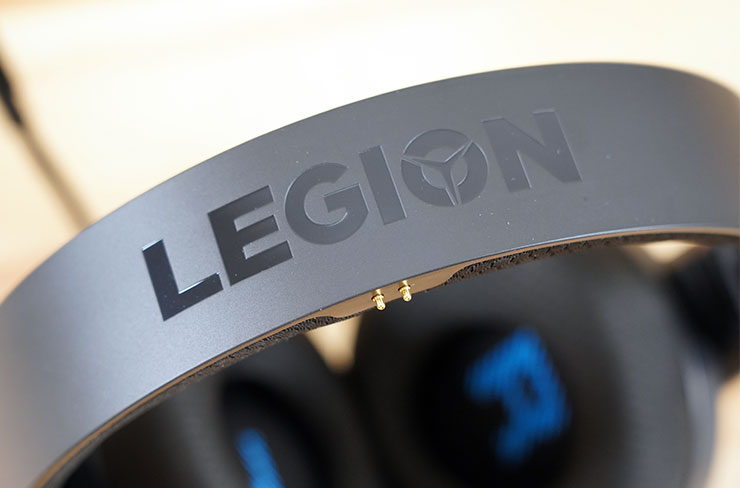 耳帶上也有亮面處理的 Legion LOGO，側面可看到兩個金屬接點，可選配 Legion S600 Gaming Station 耳機架進行無線充電。